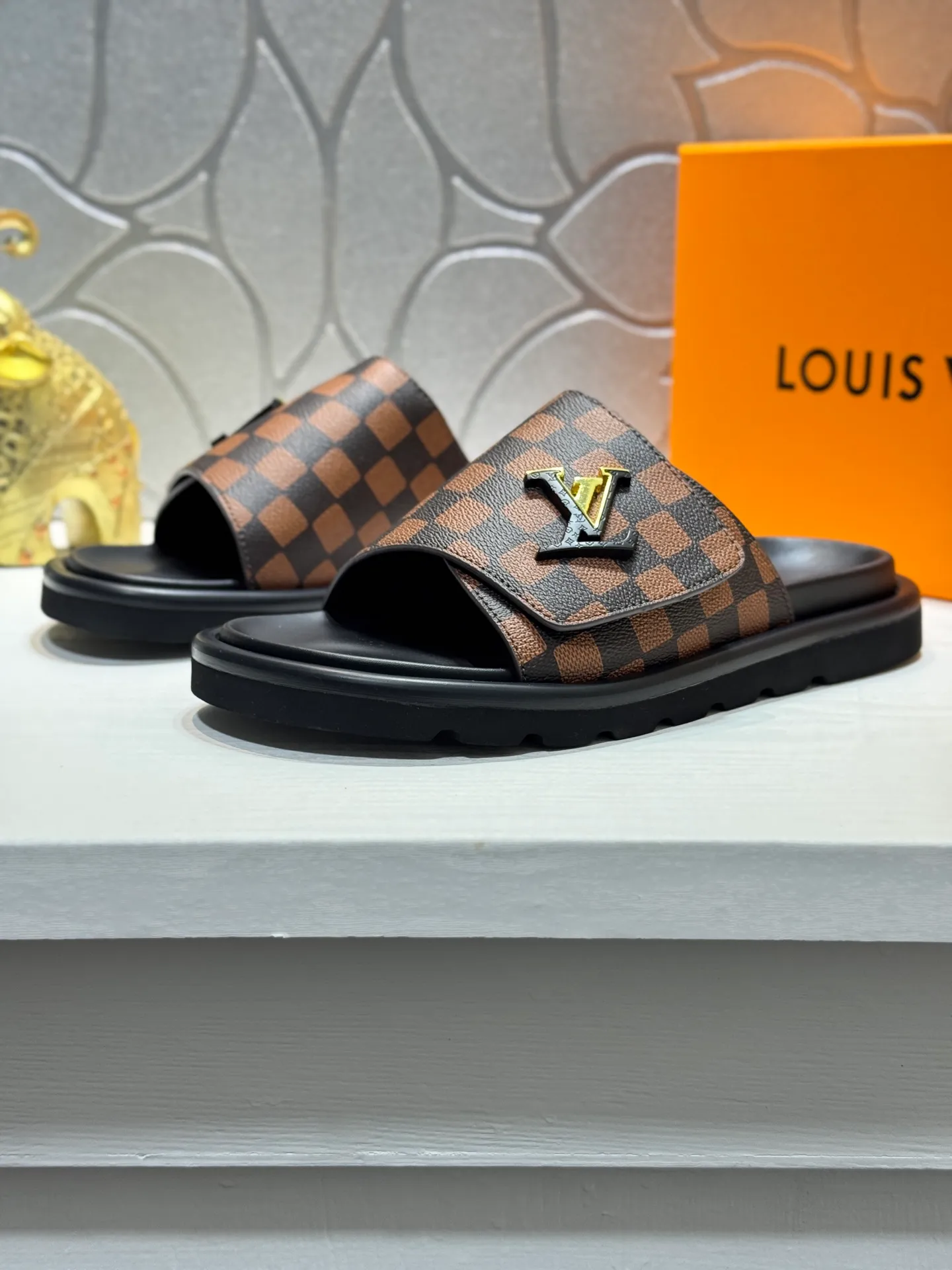 Men's Men's Shoes💰360 [New Style]🦇🦇Top Original [Louis Vuitton] Slippers for Couples👫Spring and Summer Style🎯🎯As an active family in the fashion industry ⭐ Lv takes bold innovation as its true nature ⚡Fabric and floral with hardware🔥Clean and neat ⚡Fashionable and elegant🌹Multiple colors available Size: 36-44 (45. Customized